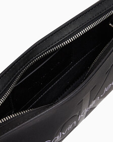 Buy 여성 CKJ 스컬티드 파우치 숄더백 in color BLACK