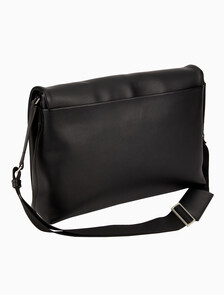 Buy 남성 CK 인셋 메신저백 in color BLACK