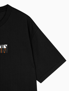 Buy 남성 릴렉스 핏 블락 그래픽 자수 반팔 티셔츠 in color BLACK