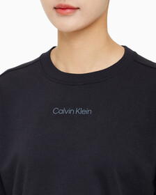 Buy 여성 에센셜 크롭 긴팔 티셔츠 in color BLACK