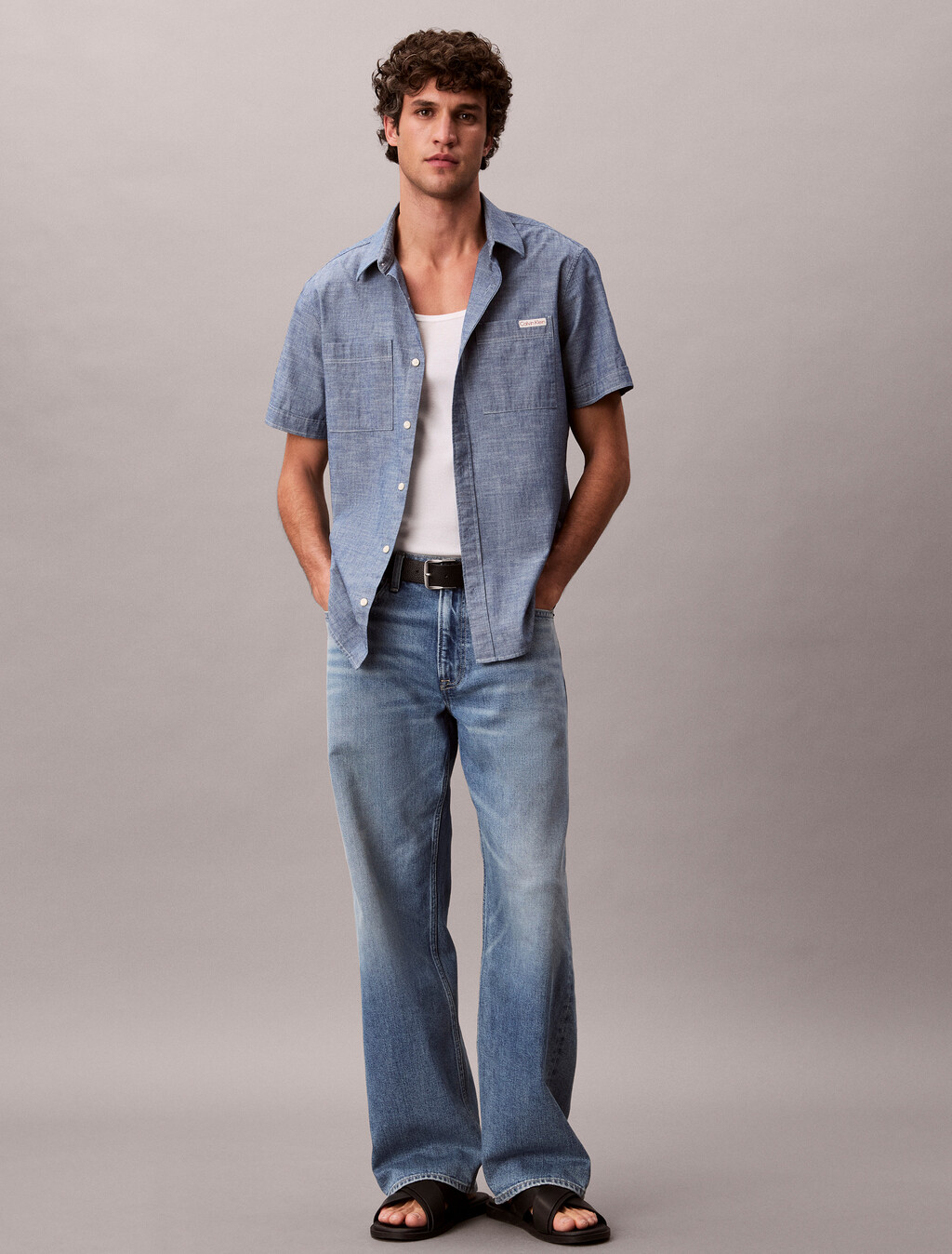 Buy 샴브레이 클래식 숏슬리브 셔츠 in color Deep Indigo Blue