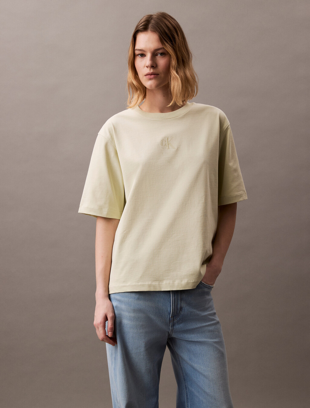 Buy 여성 리퀴드 CK 모노로고 반팔 티셔츠 in color ALOE WASH
