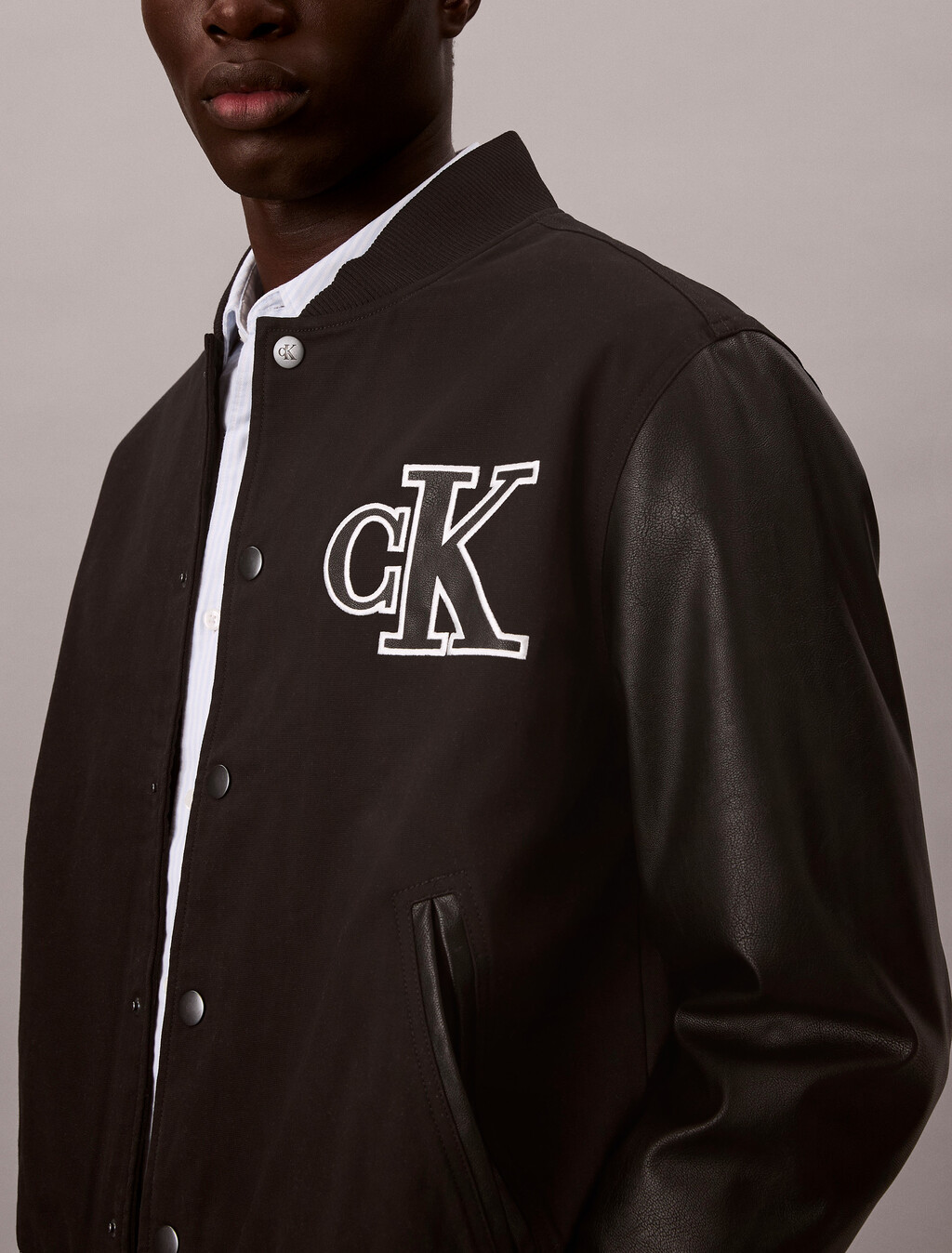 Buy 코튼 캔버스 바시티 자켓 in color BLACK