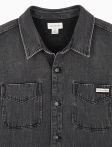 Buy 남성 오버핏 블랙 워시 데님 셔츠 in color BLACK FOG