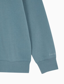 Buy 남성 레귤러핏 CK 뱃지 로고 스웻셔츠 in color GOBLIN BLUE