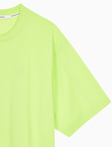 Buy 남성 릴렉스핏 그래픽 기능성 반팔 티셔츠 in color GREEN