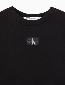Buy 여성 로고 뱃지 크롭 반팔 티셔츠 in color CK BLACK