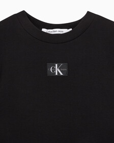 Buy 여성 로고 뱃지 크롭 반팔 티셔츠 in color CK BLACK