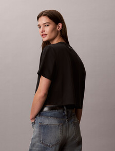 Buy 여성 슬릭 인터록 크롭드 티 in color BLACK