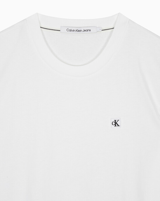 남성 레귤러핏 CK 로고 뱃지 반팔 티셔츠