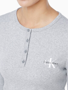 Buy 여성 모노그램 롱슬리브 헨리넥 티셔츠 in color HEROIC GREY HEATHER