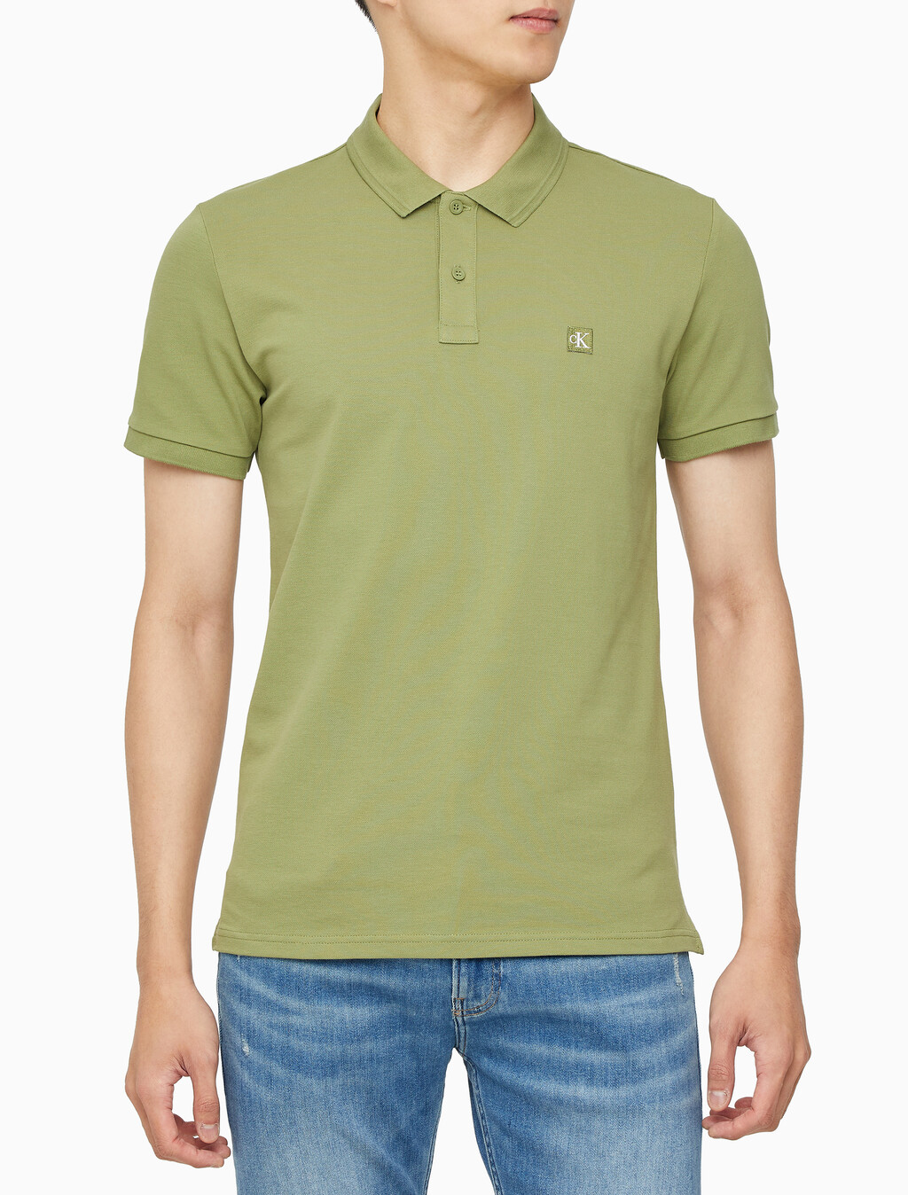 Buy 남성 슬림핏 CK 로고 뱃지  폴로 티셔츠 in color KHAKI