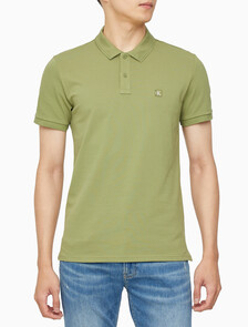 Buy 남성 슬림핏 CK 로고 뱃지  폴로 티셔츠 in color KHAKI