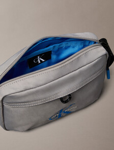 Buy 남성 볼드 로고 나일론 카메라 백 in color Cloudburst