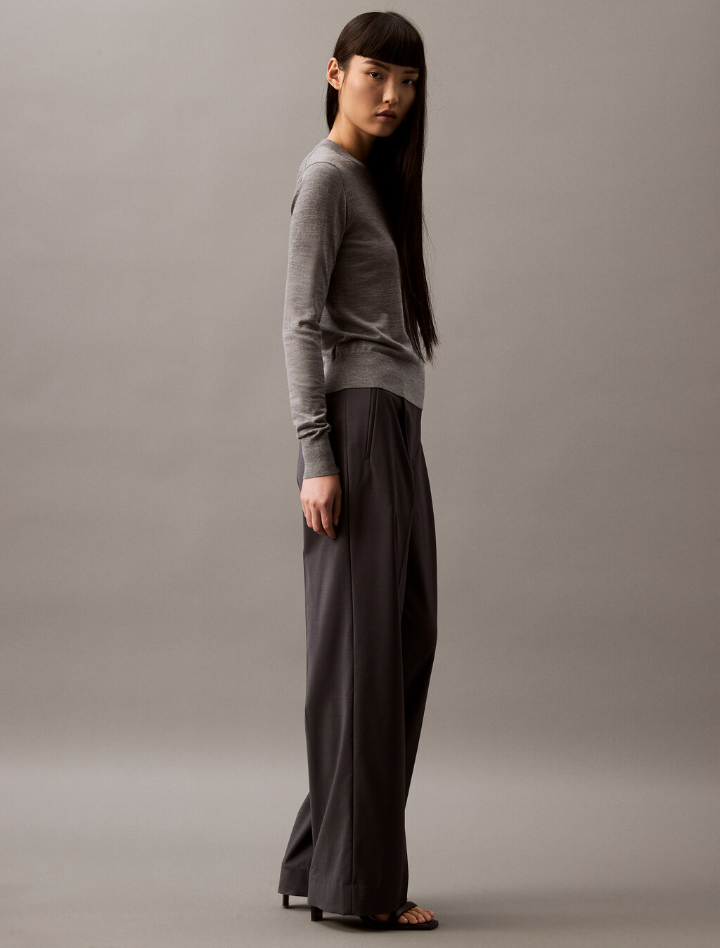Buy 여성 롱슬리브 테크 메리노 울 크루넥 스웨터 in color MEDIUM GREY HEATHER