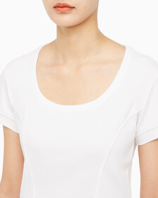 Buy 여성 엠보스 로고 U넥 크롭 반팔 티셔츠 in color BRIGHT WHITE