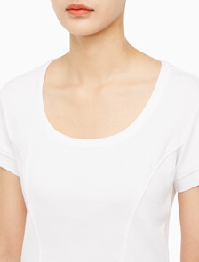 Buy 여성 엠보스 로고 U넥 크롭 반팔 티셔츠 in color BRIGHT WHITE