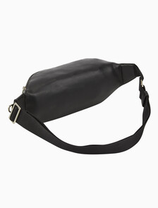 Buy 남성 레이스드 로고 슬링 in color BLACK
