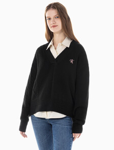 Buy 여성 케이블 인터레스트 브이넥 풀오버 울 스웨터 in color CK BLACK