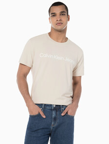 Buy 남성 레귤러핏 인스티튜셔널 로고 스트레치 반팔 티셔츠  in color CLASSIC BEIGE