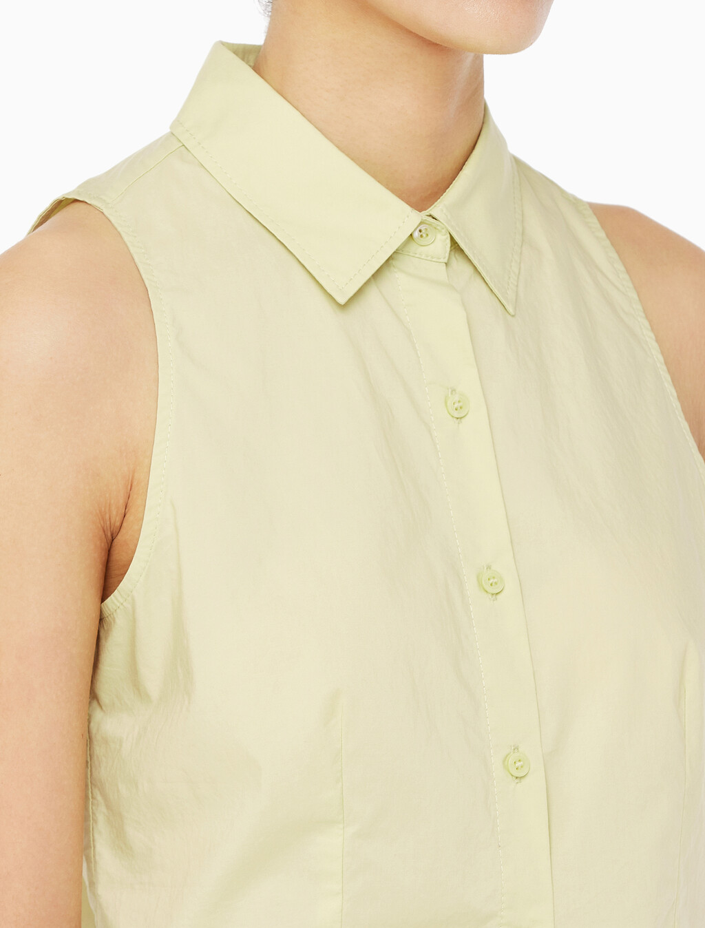 Buy 여성 우븐 라벨 슬리브리스 셔츠 in color GREEN