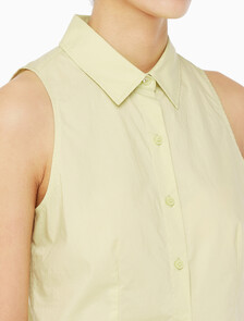 Buy 여성 우븐 라벨 슬리브리스 셔츠 in color GREEN