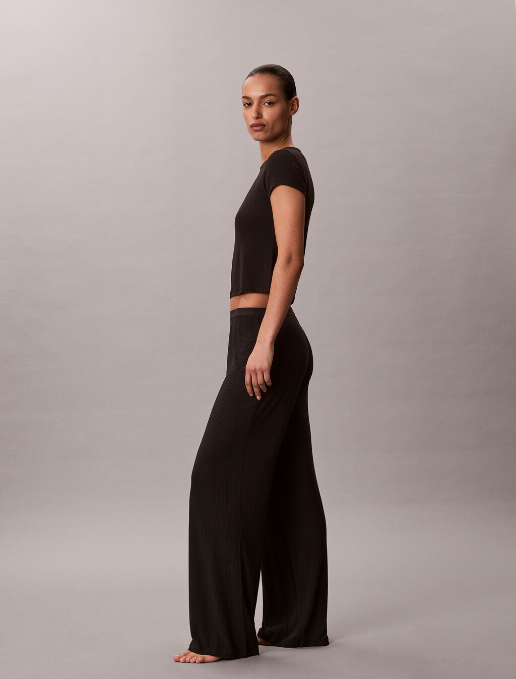 Buy 여성 모달 립 반팔 티 in color BLACK