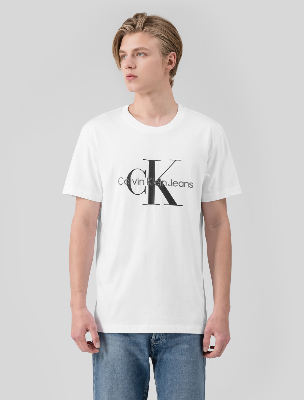 Buy 남성 레귤러핏 모노그램 엠브로이더리 로고 반팔 티셔츠  in color BRIGHT WHITE