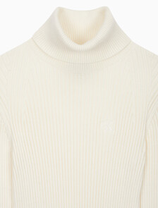 Buy 여성 에센셜 터틀넥 풀오버 스웨터 in color WHITE