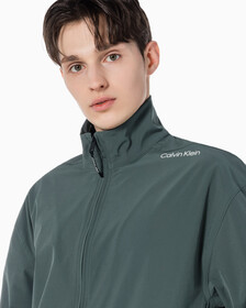 Buy 남성 리플렉티브 로고 레귤러 핏 윈드 재킷 in color URBAN CHIC