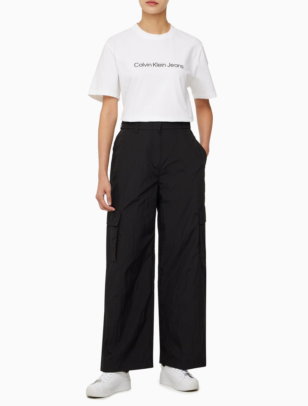Buy 여성 루즈 카고팬츠 in color CK BLACK