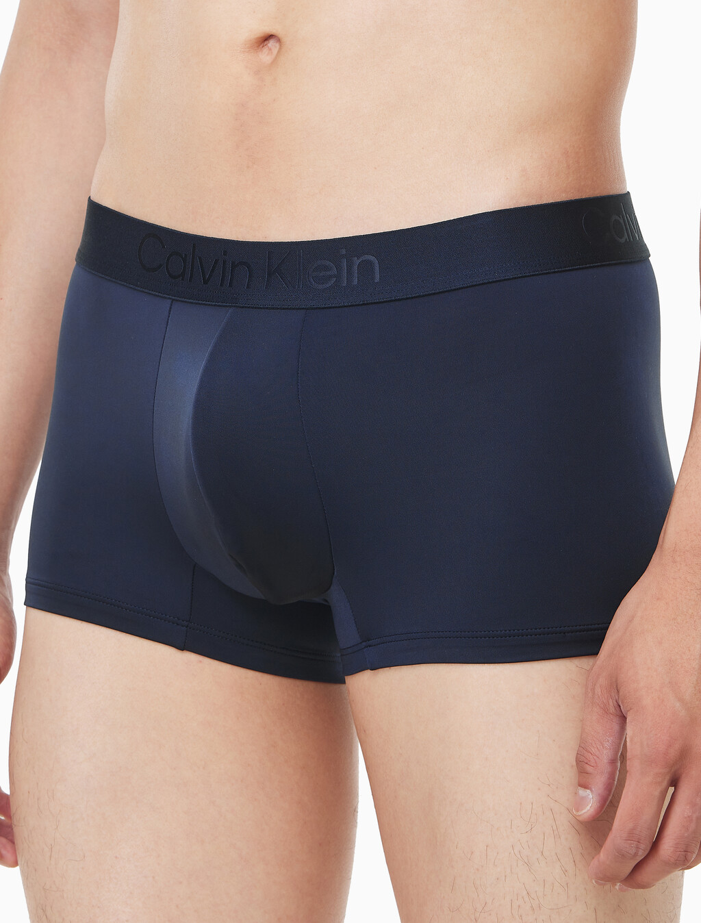 Buy 남성 CK 블랙 마이크로파이버 트렁크 in color Navy