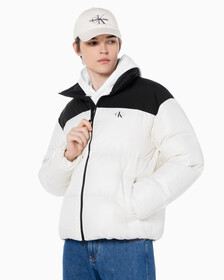 Buy 남녀공용 릴렉스 숏 블로킹 다운 푸퍼 in color WHITE