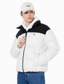 Buy 남녀공용 릴렉스 숏 블로킹 다운 푸퍼 in color WHITE