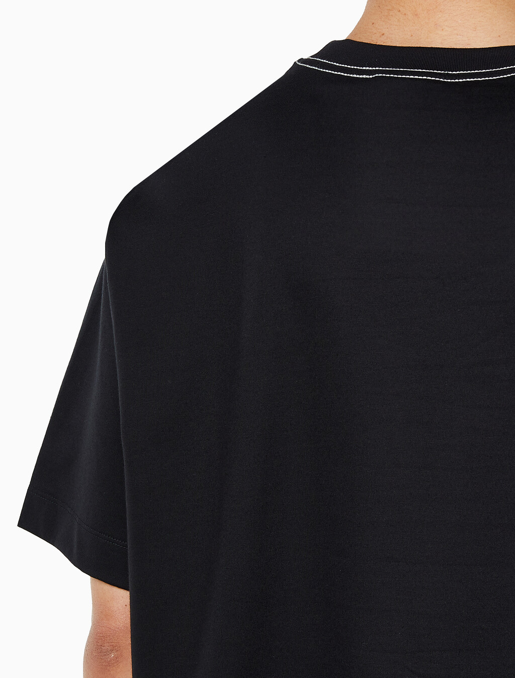 Buy 남성 릴렉스핏 탑스티치 패치 로고 반팔 티셔츠 in color BLACK