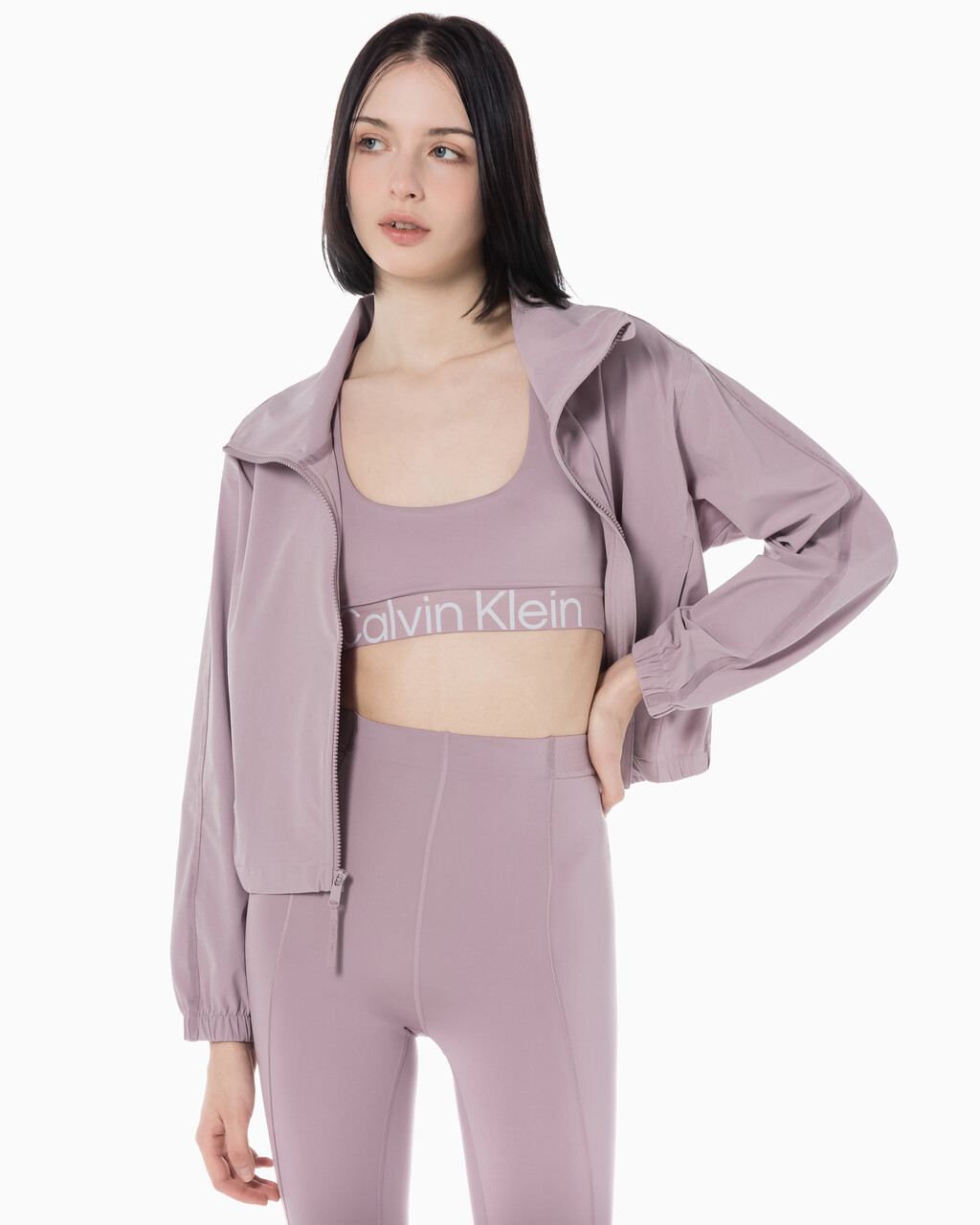 Buy 여성 리플렉티브 로고 레귤러 핏 윈드브레이커 in color GRAY ROSE