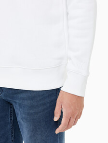 Buy 남성 레귤러핏 인스티튜셔널 로고 기모 스웨트셔츠 in color BRIGHT WHITE