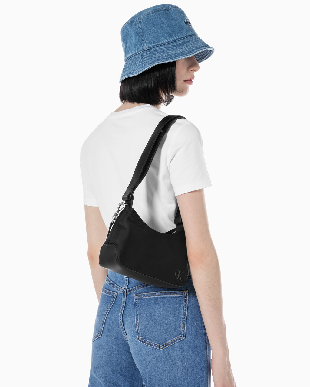 Buy 여성 CKJ 스컬티드 믹스 라운드 숄더백 in color BLACK