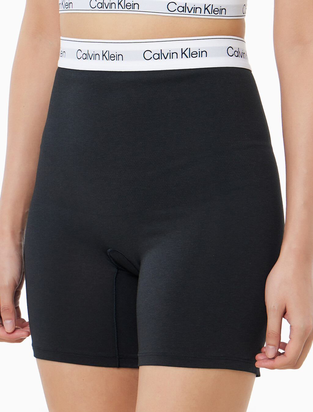 Buy 여성 아이콘 쉐입웨어 쇼츠 in color BLACK