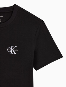 Buy 여성 레귤러핏 스몰 모노그램 로고 반팔 티셔츠 in color BLACK