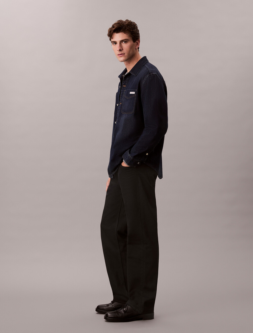 Buy 남성 90s 레귤러 핏 스카보로워시 긴팔 데님 셔츠 in color Blue