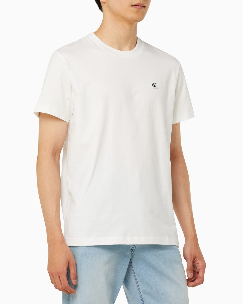 Buy 남성 레귤러핏 CK 로고 뱃지 반팔 티셔츠 in color BRIGHT WHITE