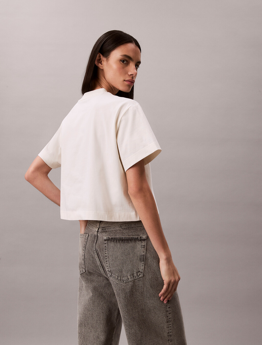 Buy 여성 크롭드 박시 그래픽 티 in color TOFU