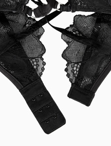 Buy 여성 CK 블랙 플로럴 레이스 AF 푸쉬업 플런지 (ADD A) in color BLACK