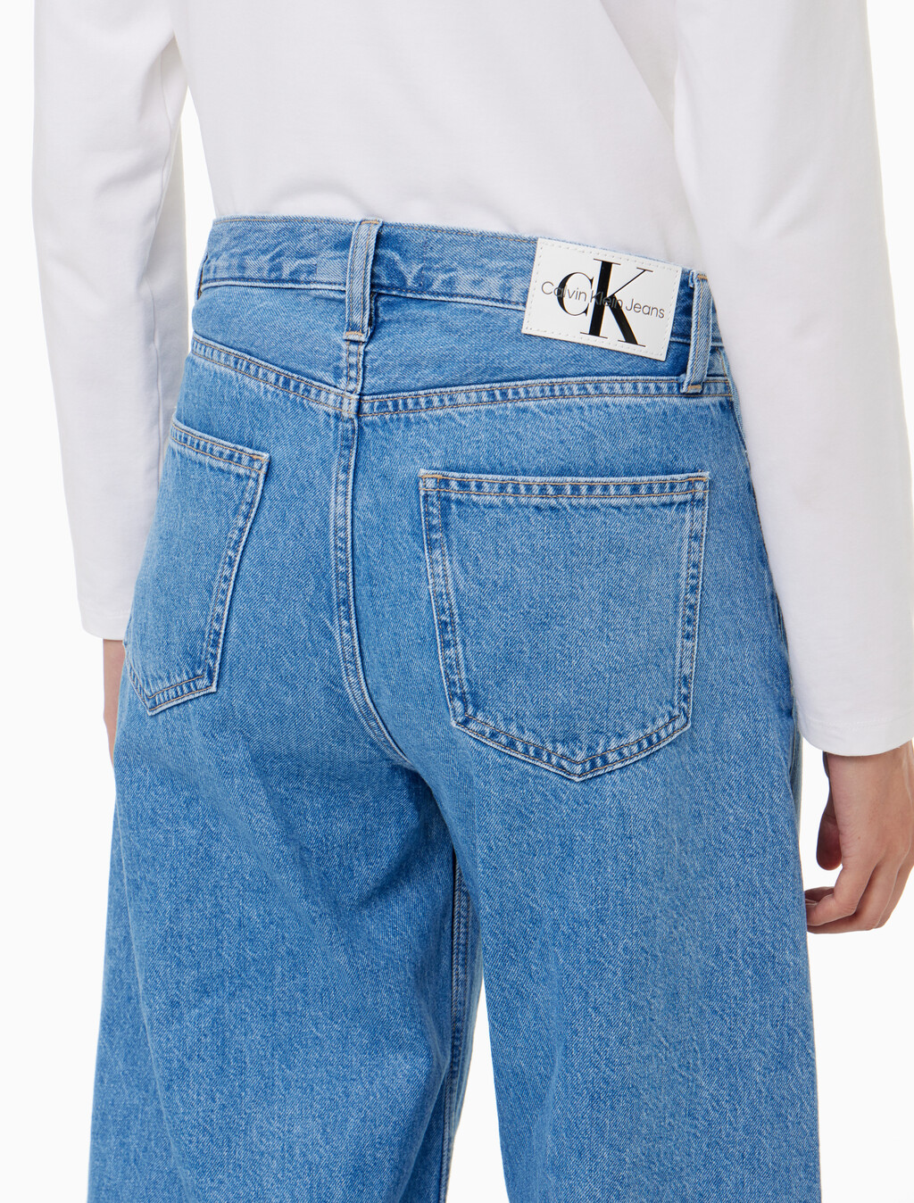 Buy 여성 로우라이즈 루즈핏 라이트 블루 데님 in color CHALKY BLUE