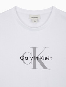 Buy 남성 레귤러핏 히어로 모노그램 로고 반팔 티셔츠 in color BRILLIANT WHITE