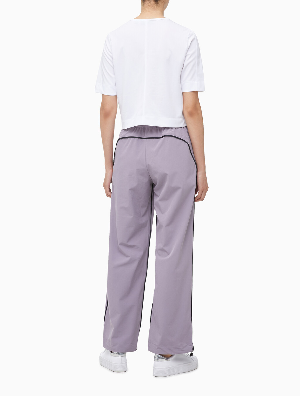 Buy 여성 릴랙스핏 우븐 조거 팬츠 in color BLK AOP/BITTER