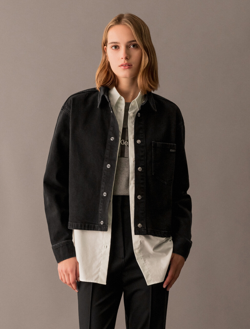 Buy 여성 크롭 대드 데님 셔츠 in color WASHED BLACK LOGO LACE