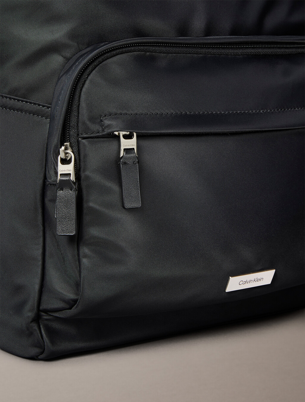 Buy 남녀공용 나일론 슬릭 라운드 백팩 in color BLACK