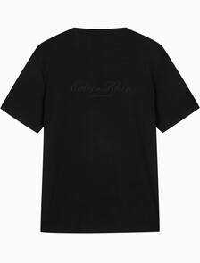 Buy 슬림핏 리퀴드 인터록 클래식 그래픽 티 in color BLACK